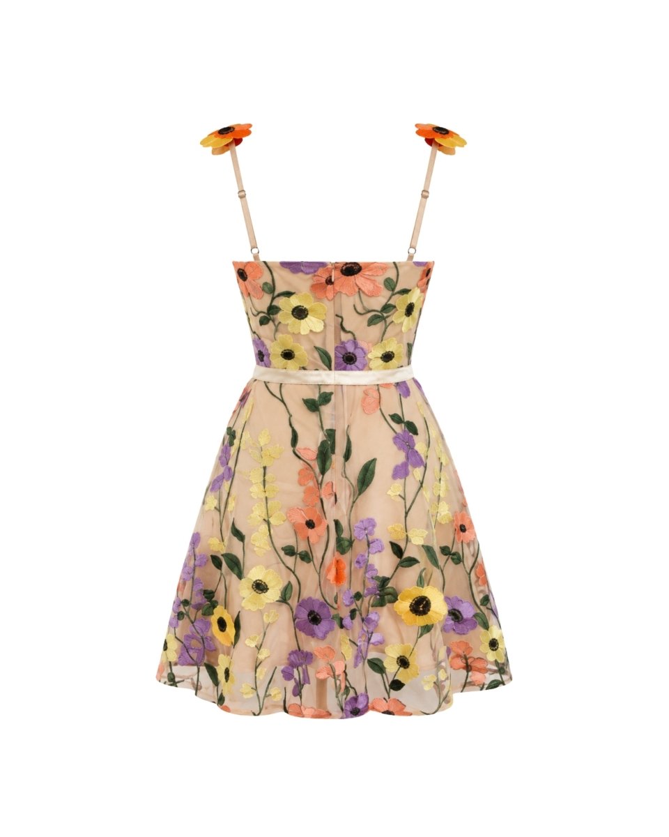 Nicoletta: kurzes A-Linien-Kleid mit apricot-beigem Tüll und bunter Blütenstickerei, plastischen Blütenträgern und Bindeband.
