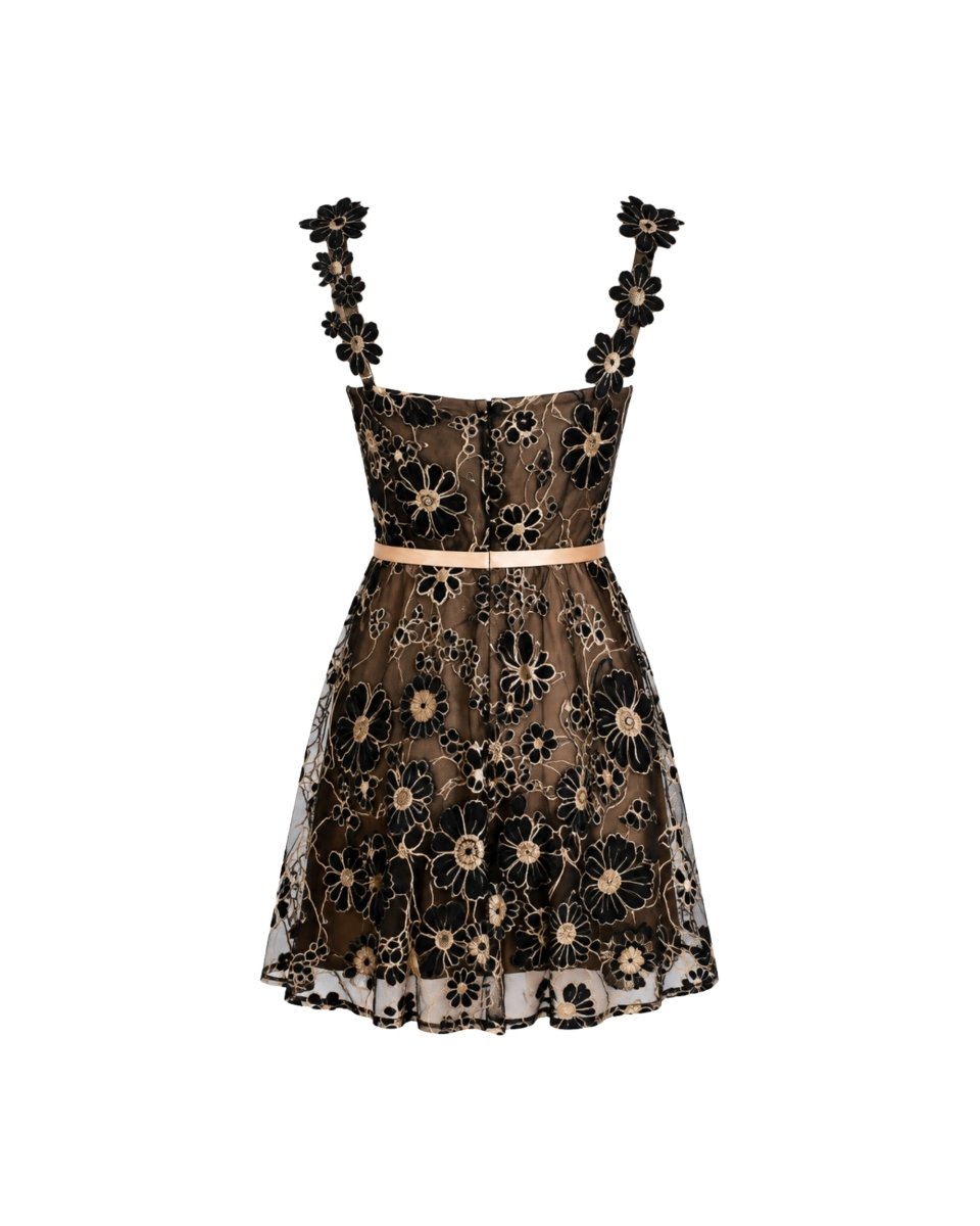 Nicoletta: kurzes A-Linien-Kleid mit schwarzem Tüll und goldfarbener Stickerei, plastischen Blütenträgern und Bindeband.