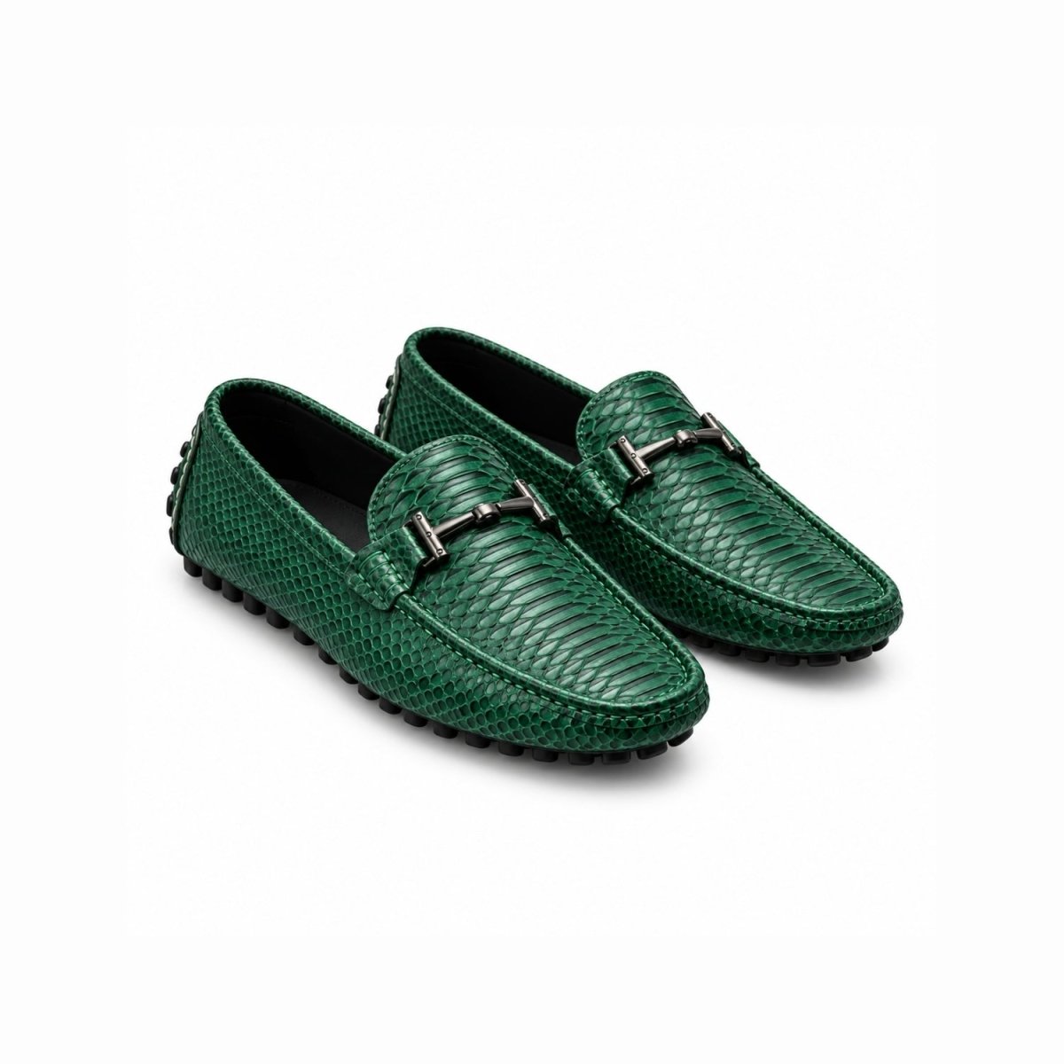 Arlo: Driving-Loafer mit Python-Prägung, dunkler Trensenspange und Gumminoppensohle.