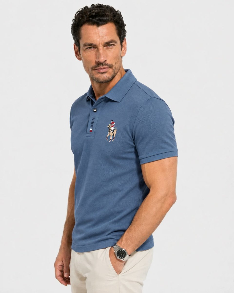 Brix: Seitliche Vorderansicht des blauen Poloshirts mit kurzer Knopfleiste am Model.