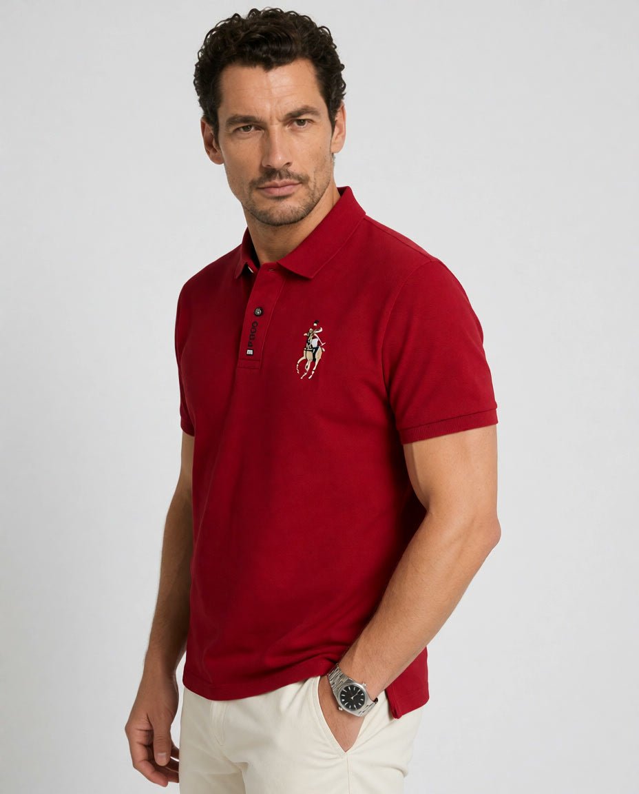 Brix: Seitliche Vorderansicht des roten Poloshirts mit Brustmotiv am Model.