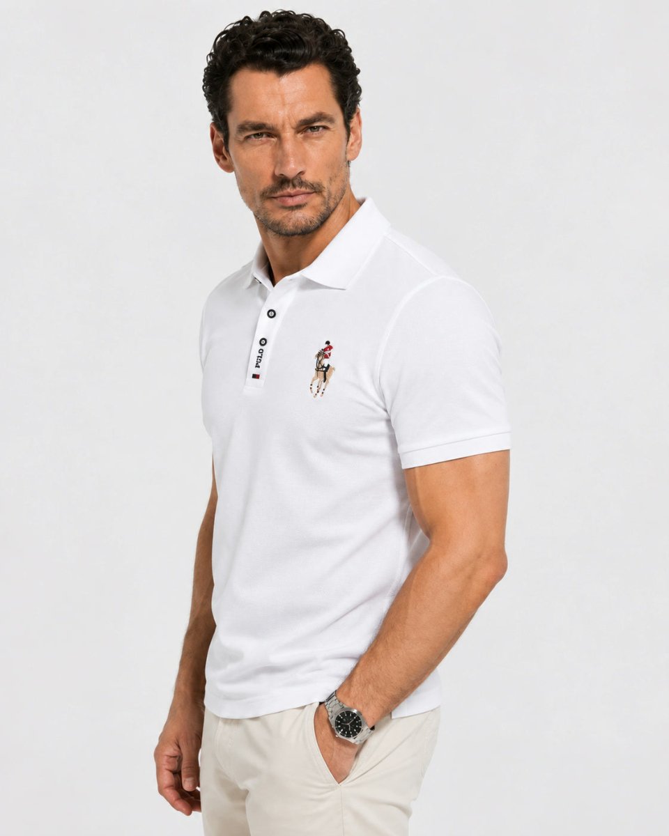 Brix: Seitliche Vorderansicht des hellen Poloshirts mit Brustmotiv am Model.