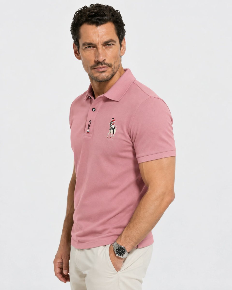 Brix: Seitliche Vorderansicht des rosafarbenen Poloshirts mit Brustmotiv am Model.