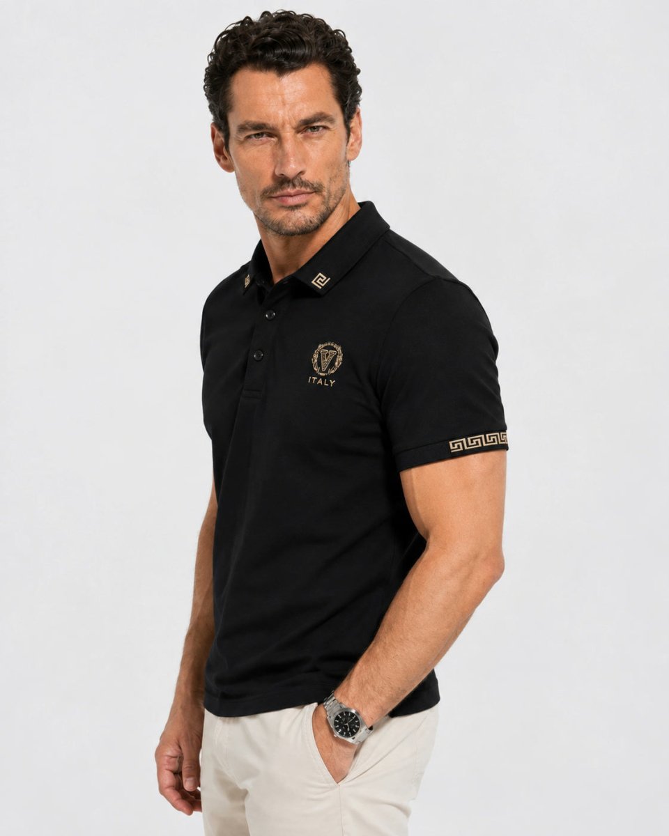 Brix: Seitliche Vorderansicht des schwarzen Poloshirts mit Brustmotiv am Model.