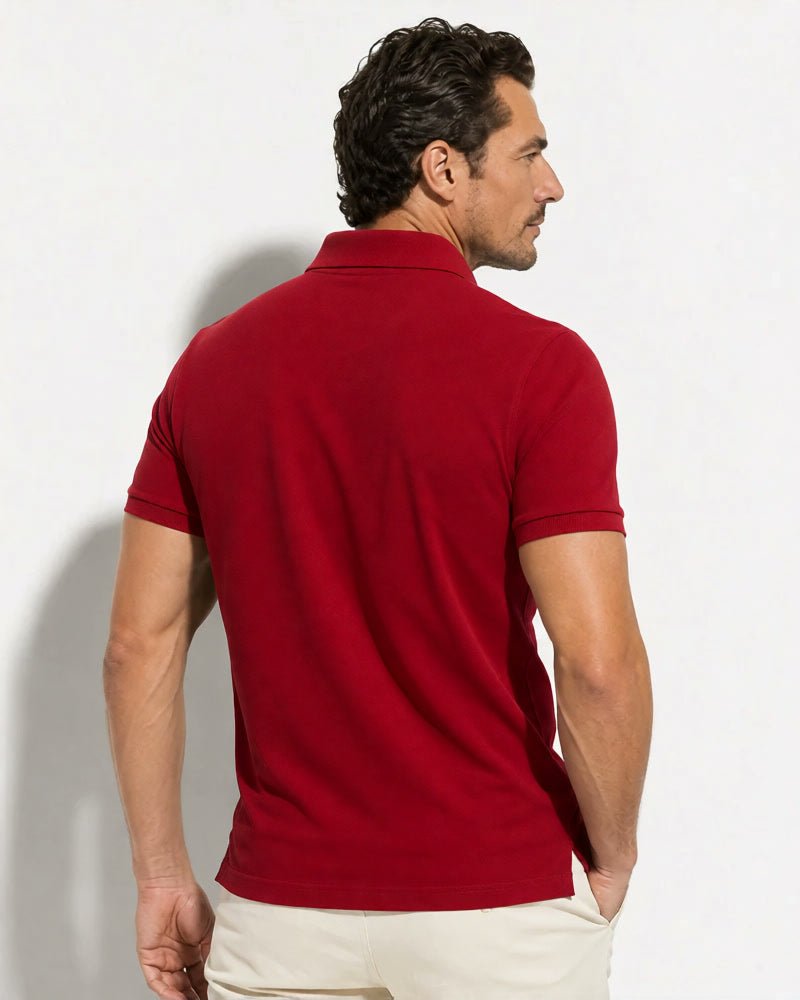Brix: Rückansicht des roten kurzärmligen Poloshirts am Model.