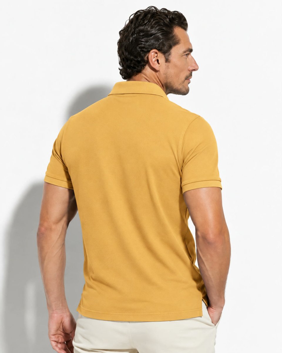 Brix: Rückansicht des gelben kurzärmligen Poloshirts am Model.