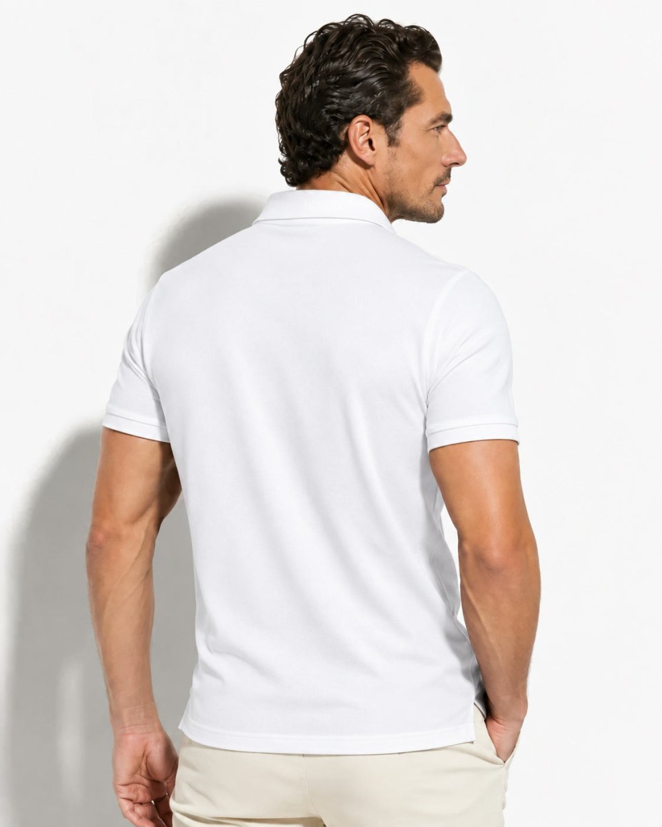 Brix: Rückansicht des hellen kurzärmligen Poloshirts am Model.