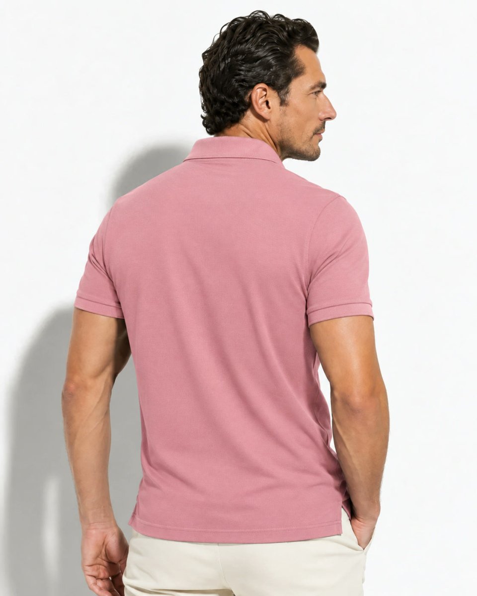 Brix: Rückansicht des rosafarbenen kurzärmligen Poloshirts am Model.