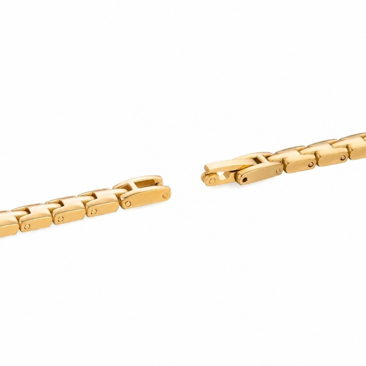 Close up detail of the Kouvr gold watch removable jewelry links showing the easily adjustable strap mechanism