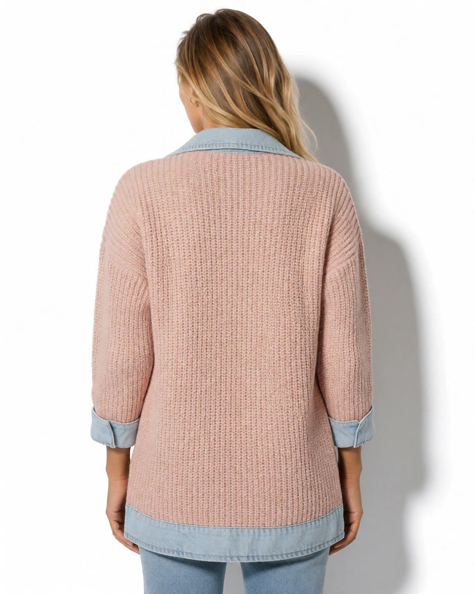 Rückansicht der rosafarbenen Paulina Strickjacke mit Denimkragen und Denimsaum.