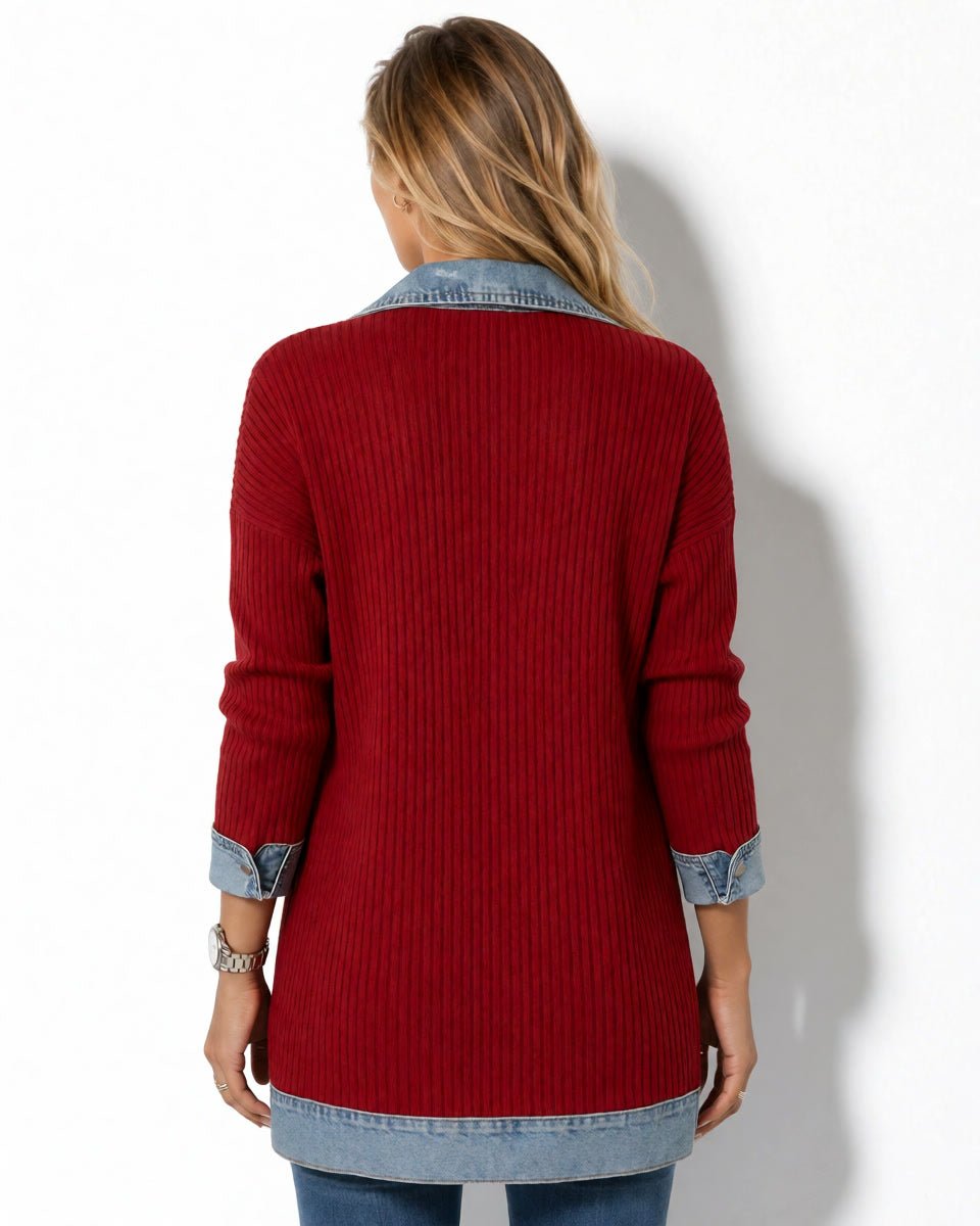 Rückansicht der roten Paulina Rippstrickjacke mit Denimkragen und Denimsaum.