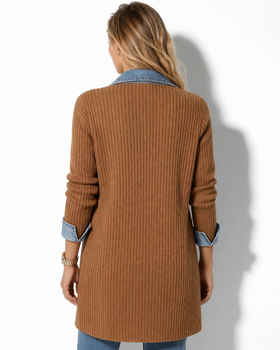 Rückansicht der camelbraunen Paulina Rippstrickjacke mit Denimkragen am Model.