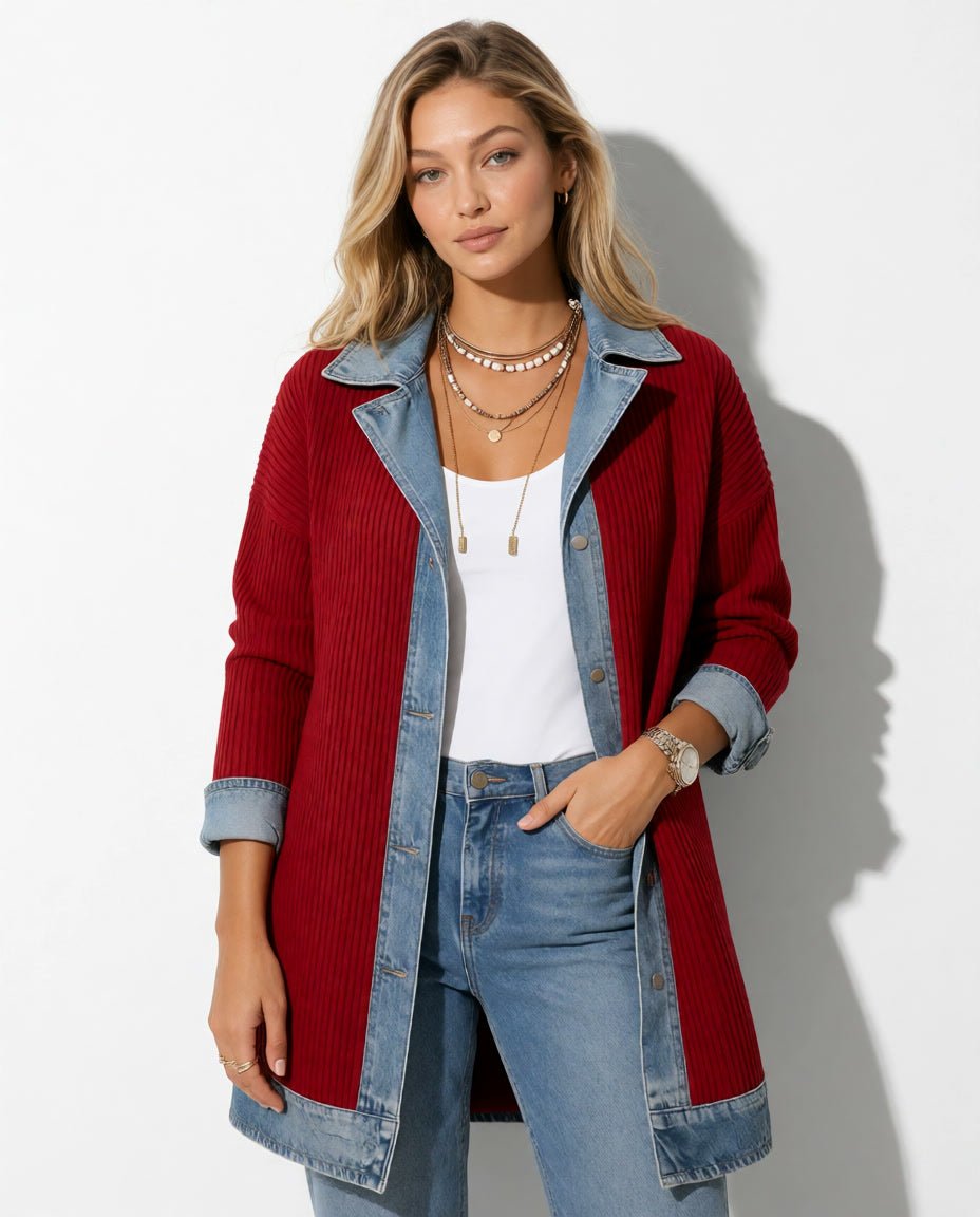 Vorderansicht der roten Paulina Rippstrickjacke mit Denimrevers am Model.