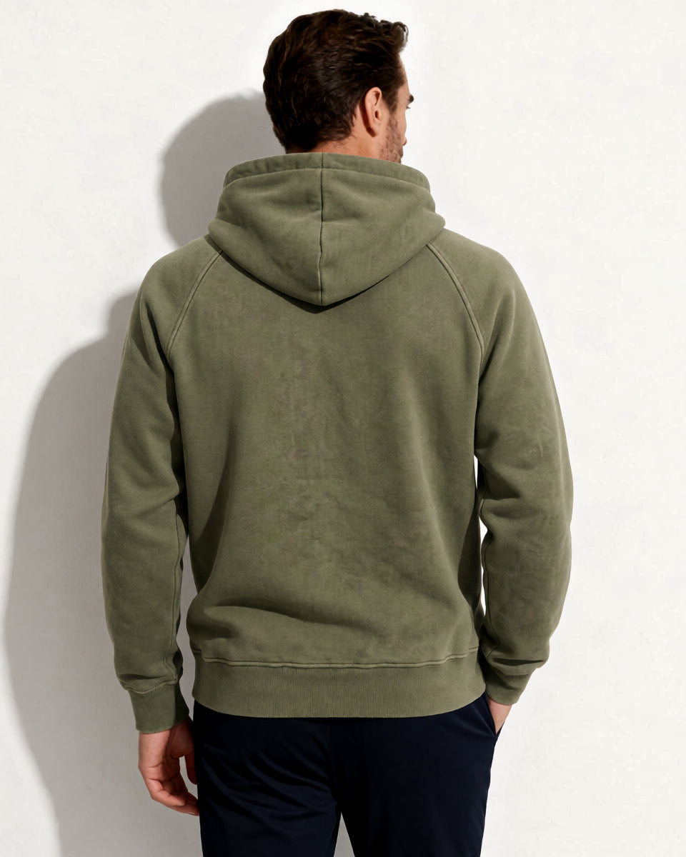Rückenansicht eines Models im olivgrünen Cannon Kapuzenpullover.