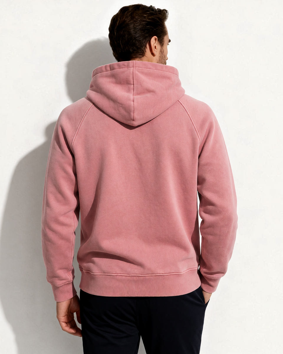 Rückenansicht eines Models im rosafarbenen Cannon Kapuzenpullover.