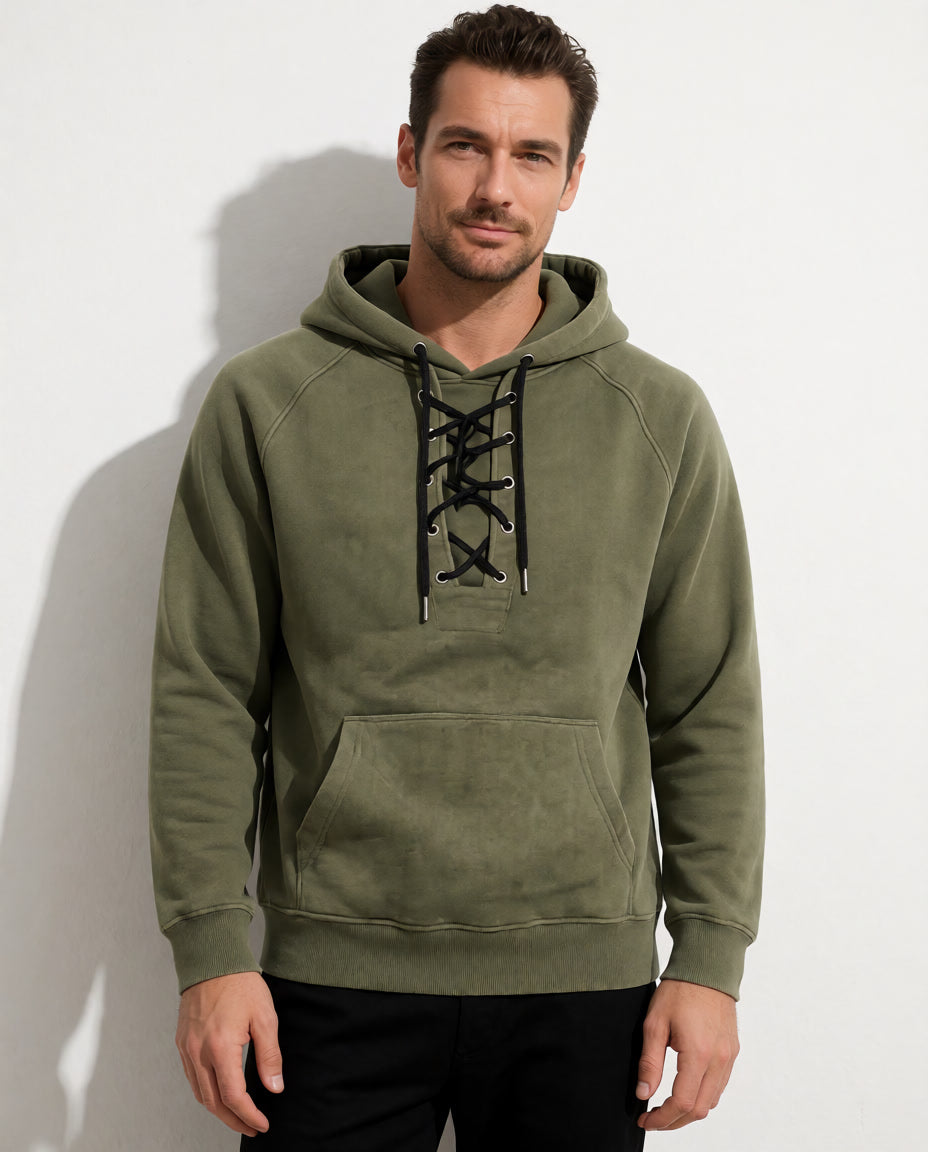 Vorderansicht eines Models im olivgrünen Cannon Kapuzenpullover mit schwarzer Schnürung.