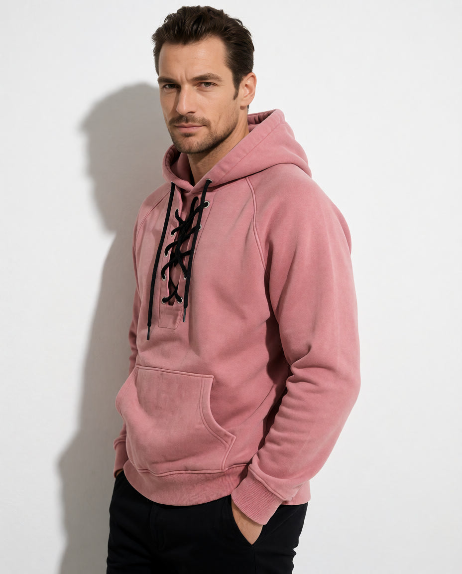 Seitliche Ansicht eines Models im rosafarbenen Cannon Kapuzenpullover mit Schnürung.
