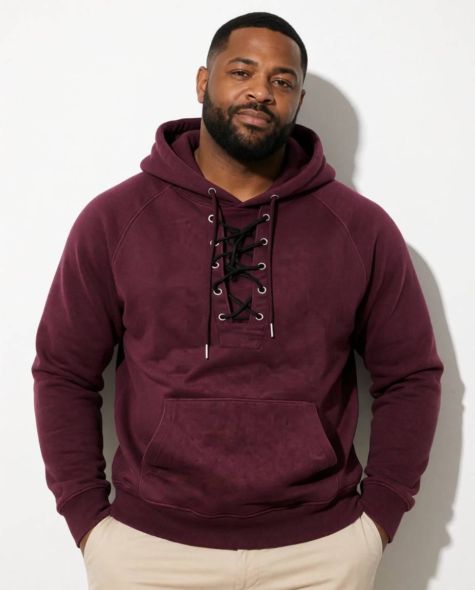 Vorderansicht eines Models im burgunderroten Cannon Kapuzenpullover zu einer hellen Hose.
