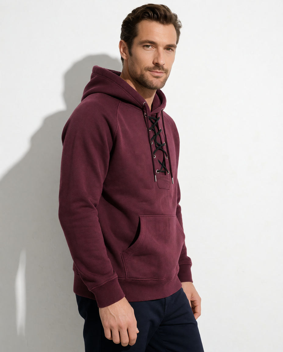 Seitenansicht eines Models im burgunderroten Cannon Kapuzenpullover.
