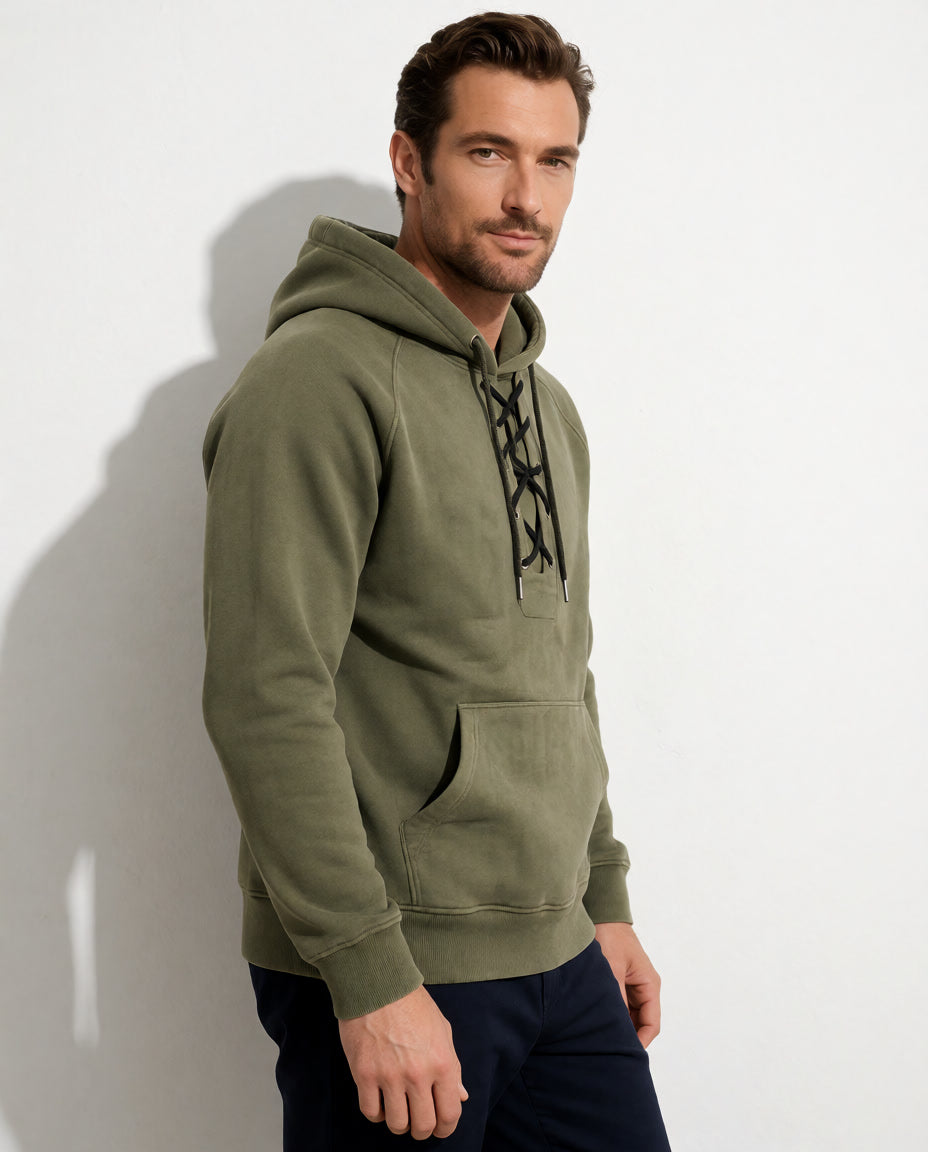 Seitenansicht eines Models im olivgrünen Cannon Kapuzenpullover mit Kängurutasche.