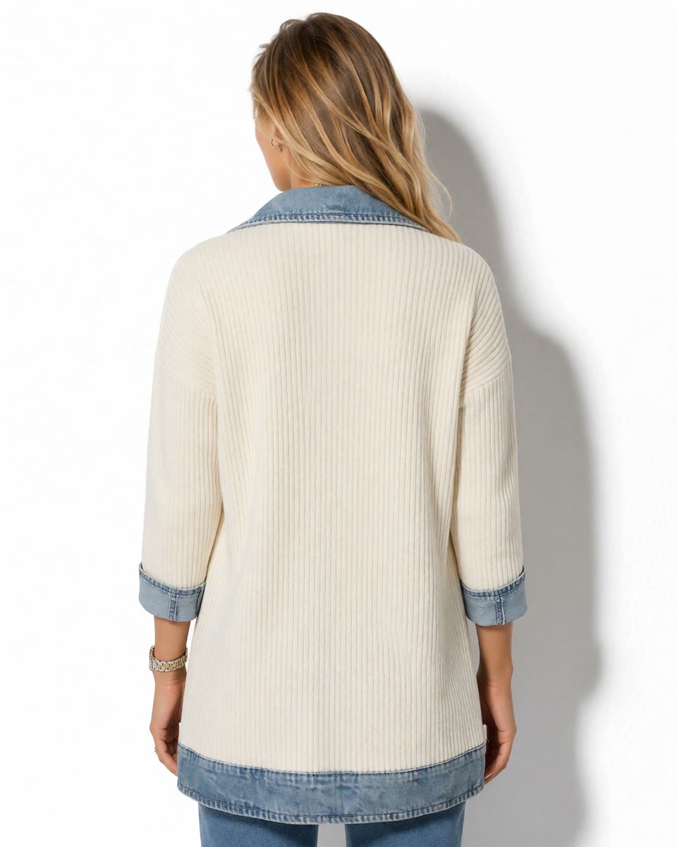 Rückansicht der cremefarbenen Paulina Rippstrickjacke mit Denimkragen und Denimsaum.