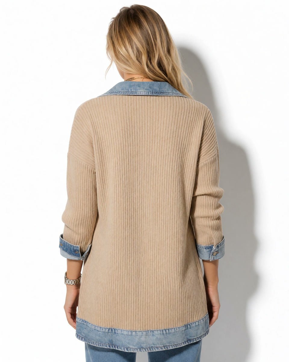 Rückansicht der beigefarbenen Paulina Strickjacke mit Denimkragen und Denimsaum.