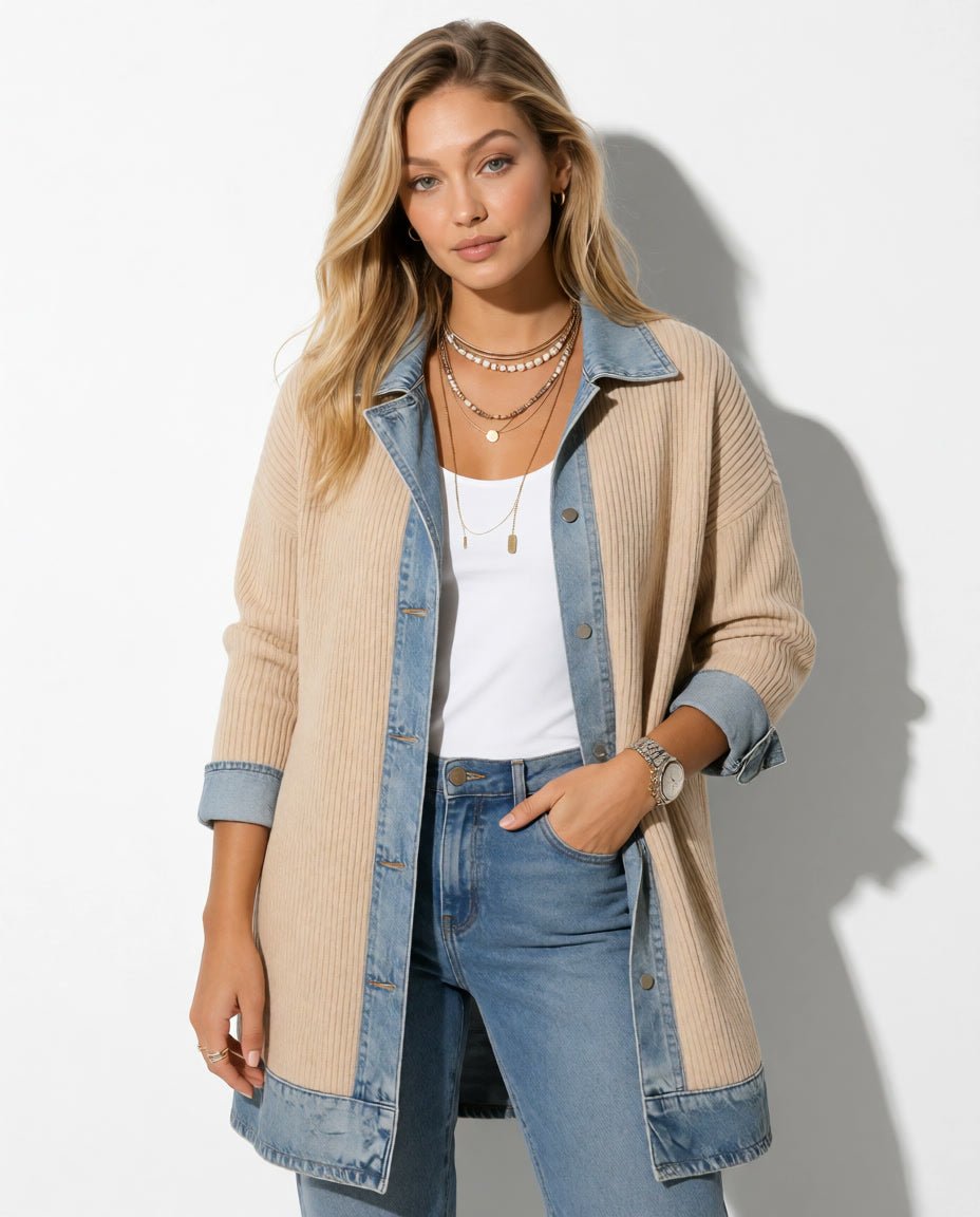 Vorderansicht der beigefarbenen Paulina Rippstrickjacke mit Denimrevers am Model.